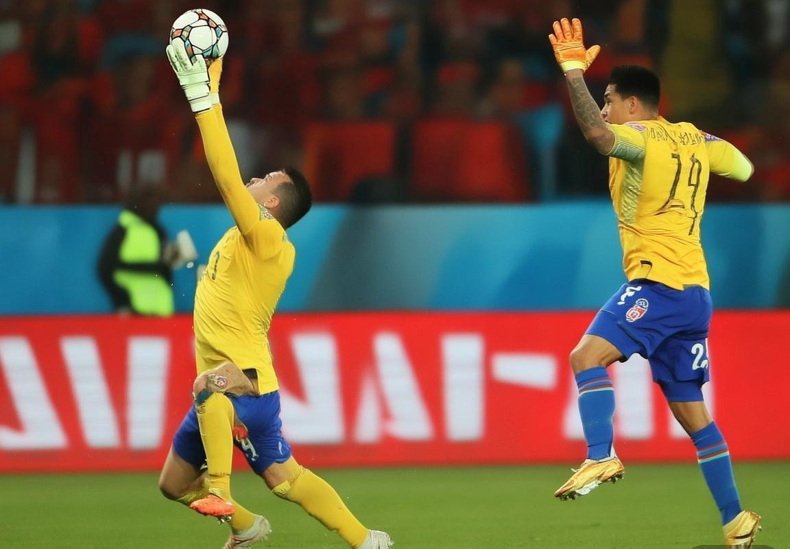 2015美洲杯决赛：智利点球大战逆袭阿根廷，首次夺冠创历史(图5)